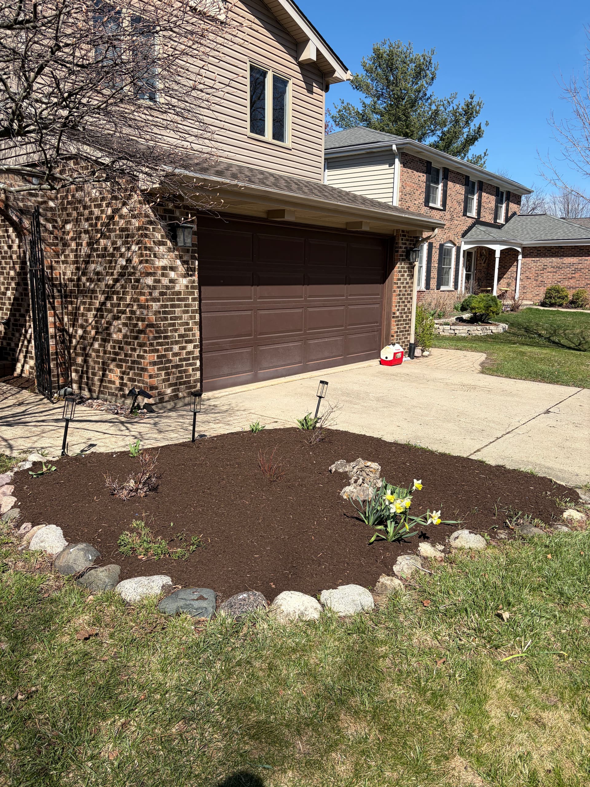 Gallery photos for Spring Cleanup and Fresh Mulch Installation in Barrington IL: Image #6