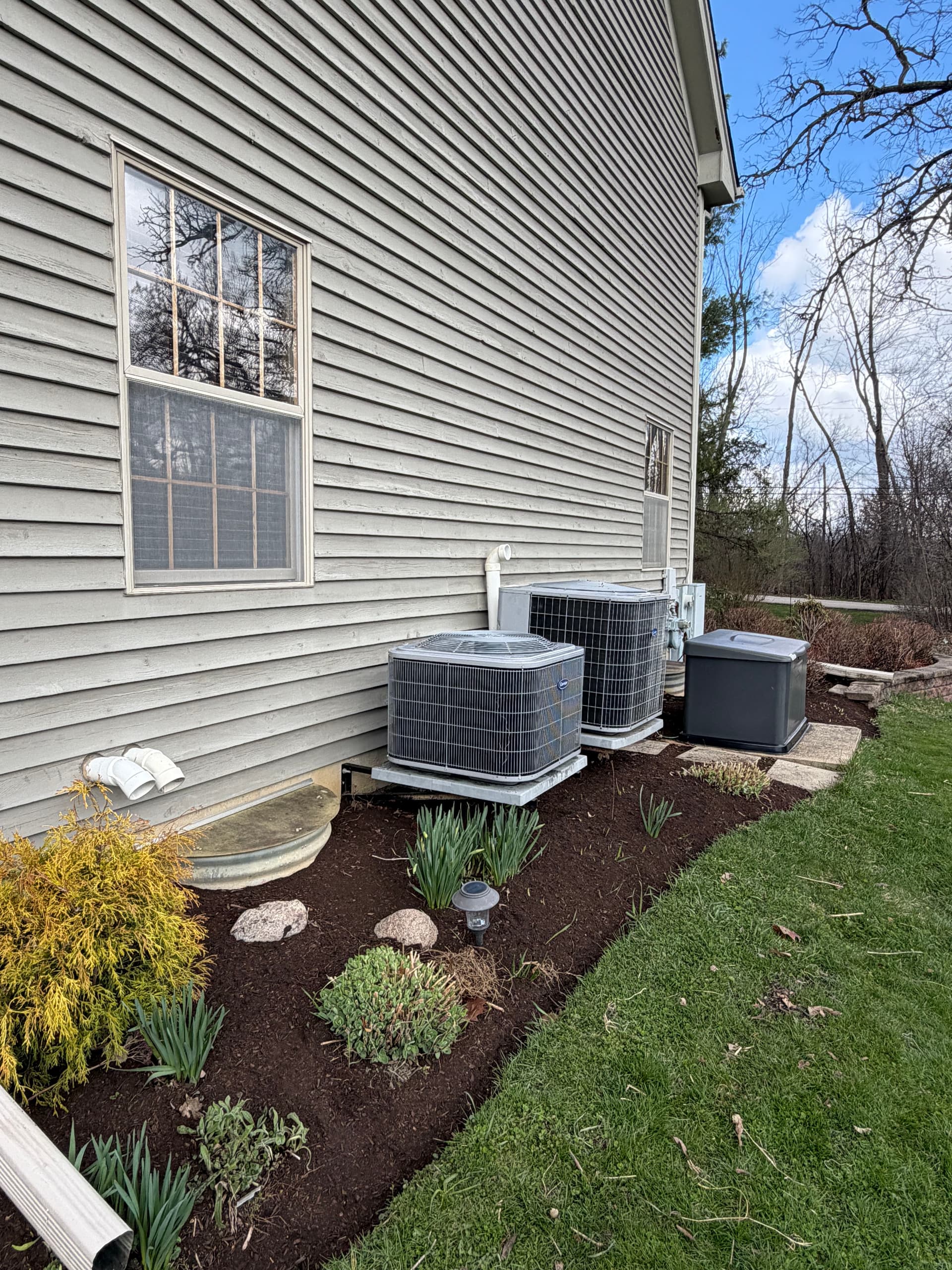 Gallery photos for Fresh Mulch and Clean Beds at a Barrington Area Property: Image #7