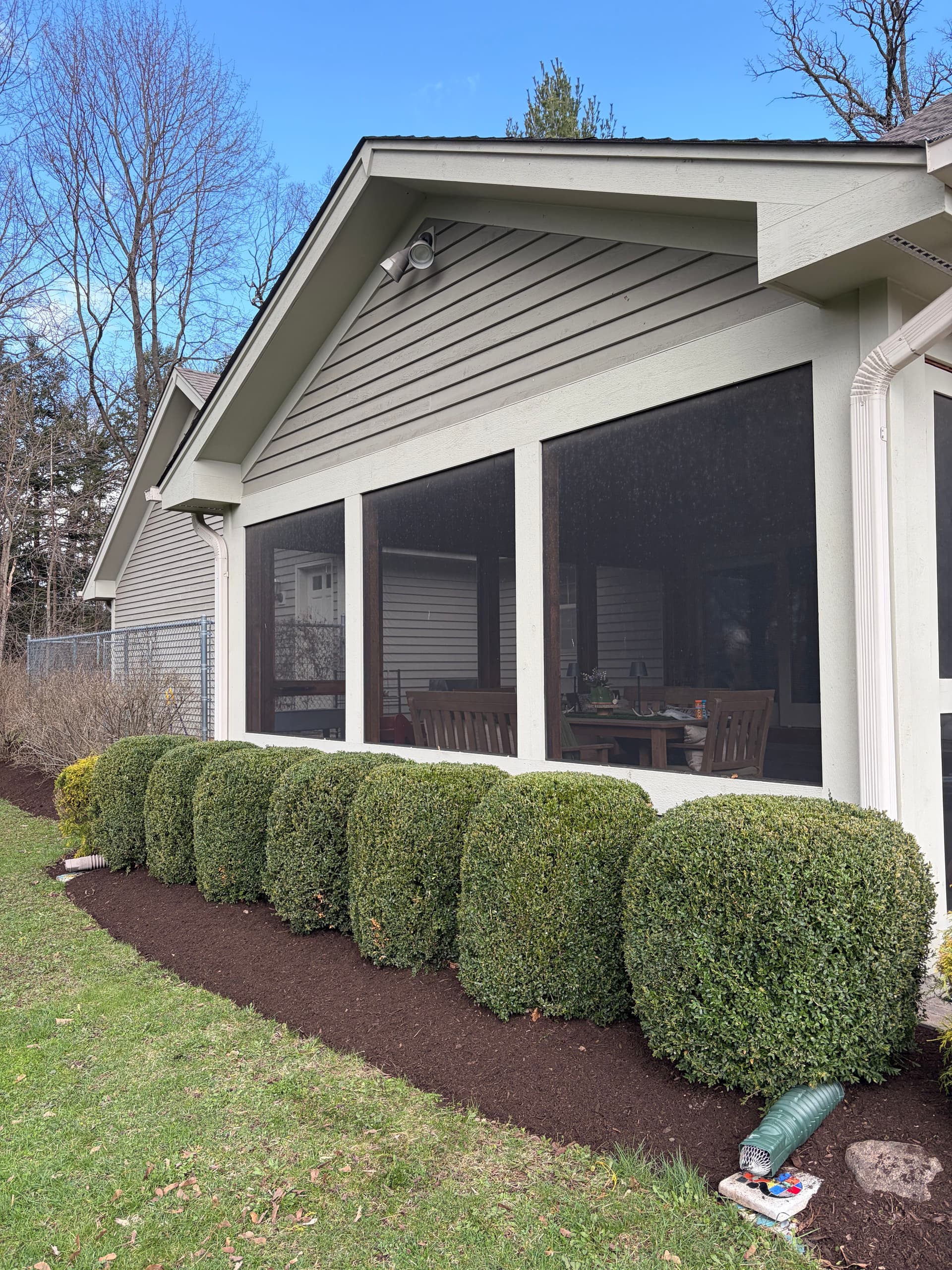 Gallery photos for Fresh Mulch and Clean Beds at a Barrington Area Property: Image #4