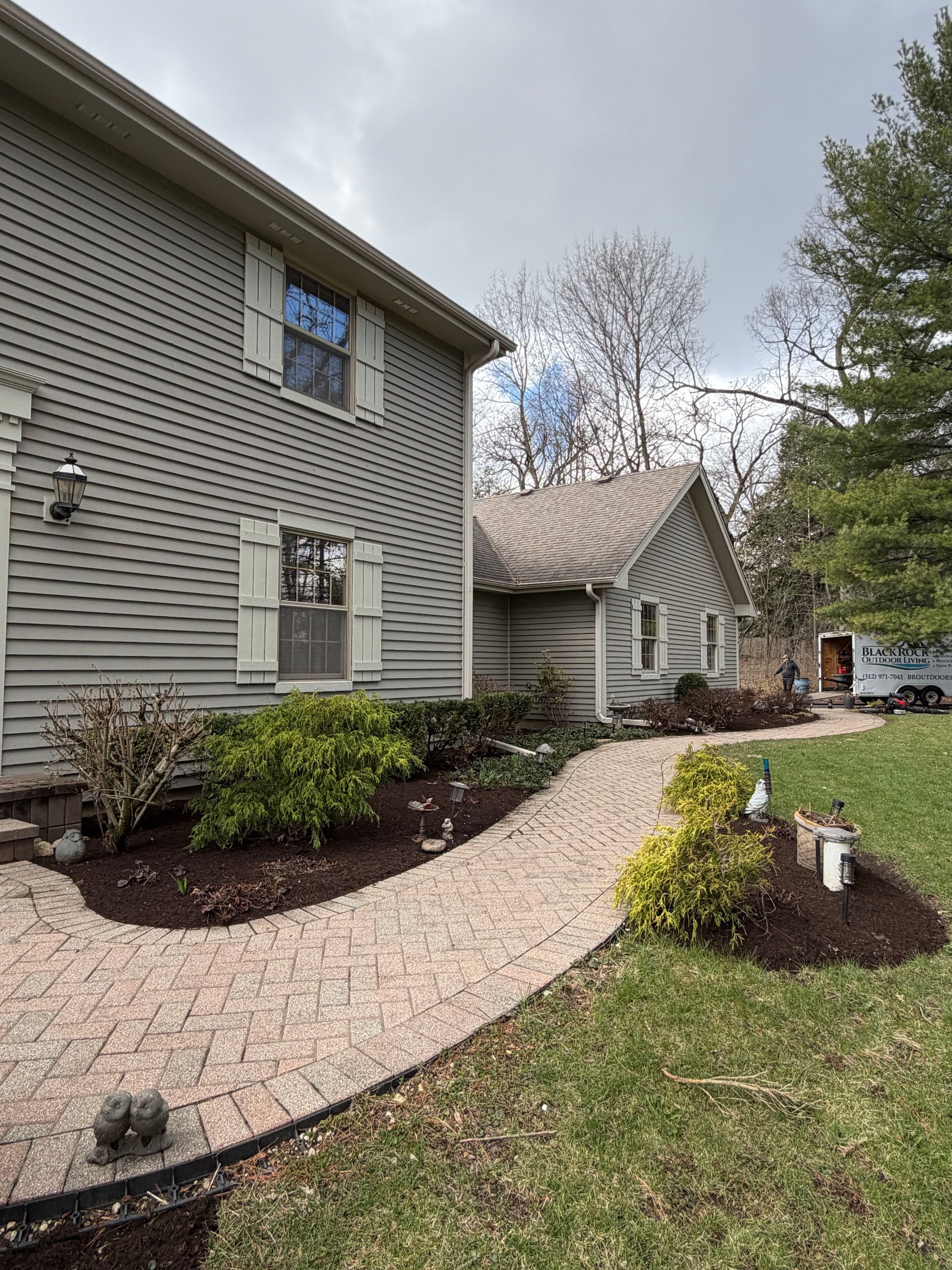 Gallery photos for Fresh Mulch and Clean Beds at a Barrington Area Property: Image #2