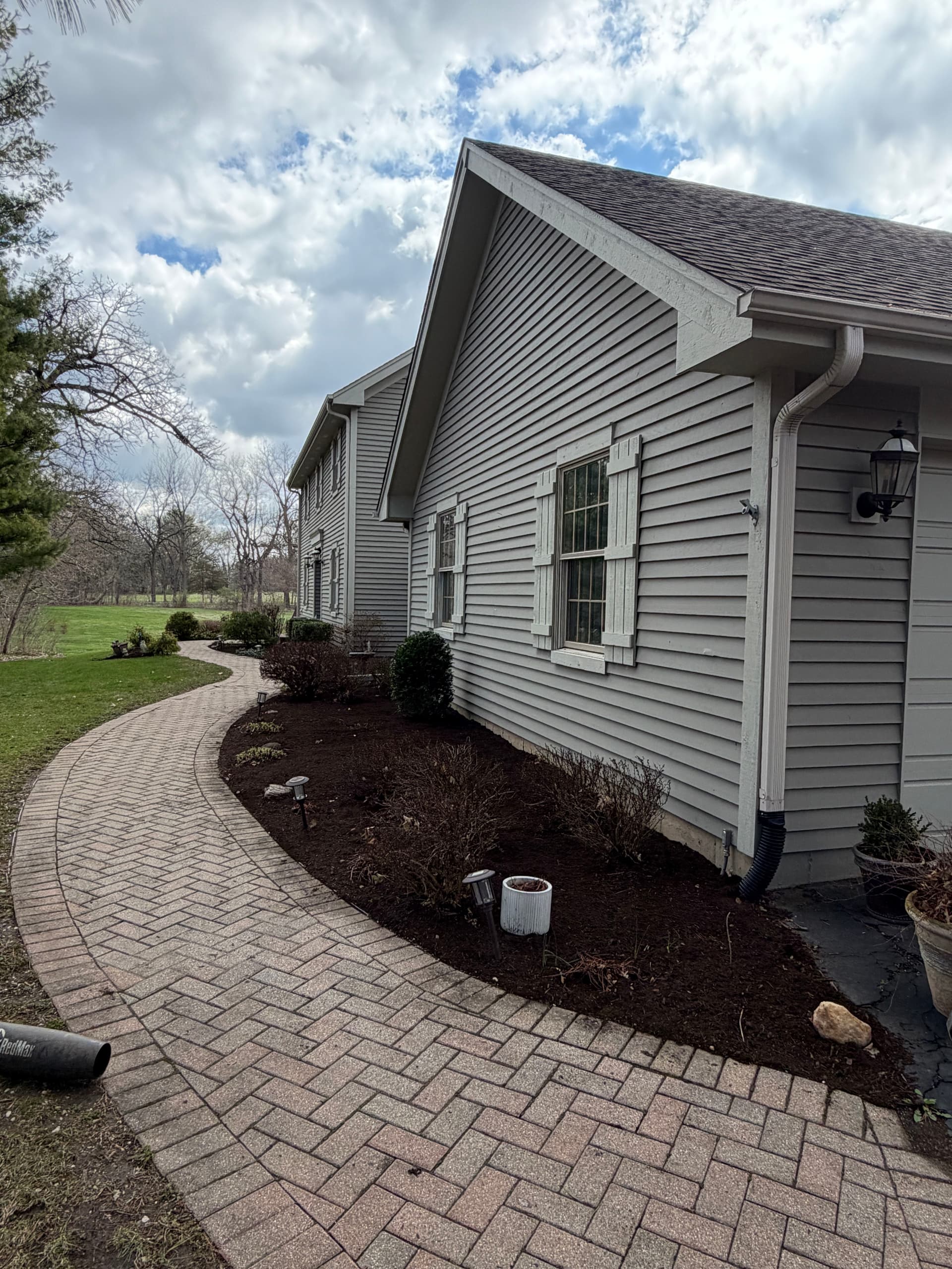 Gallery photos for Fresh Mulch and Clean Beds at a Barrington Area Property: Image #3