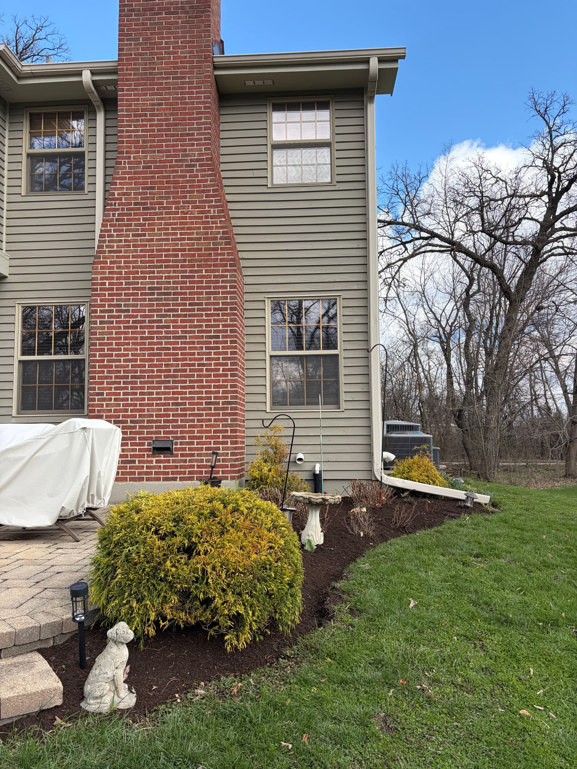 Gallery photos for Fresh Mulch and Clean Beds at a Barrington Area Property: Image #6